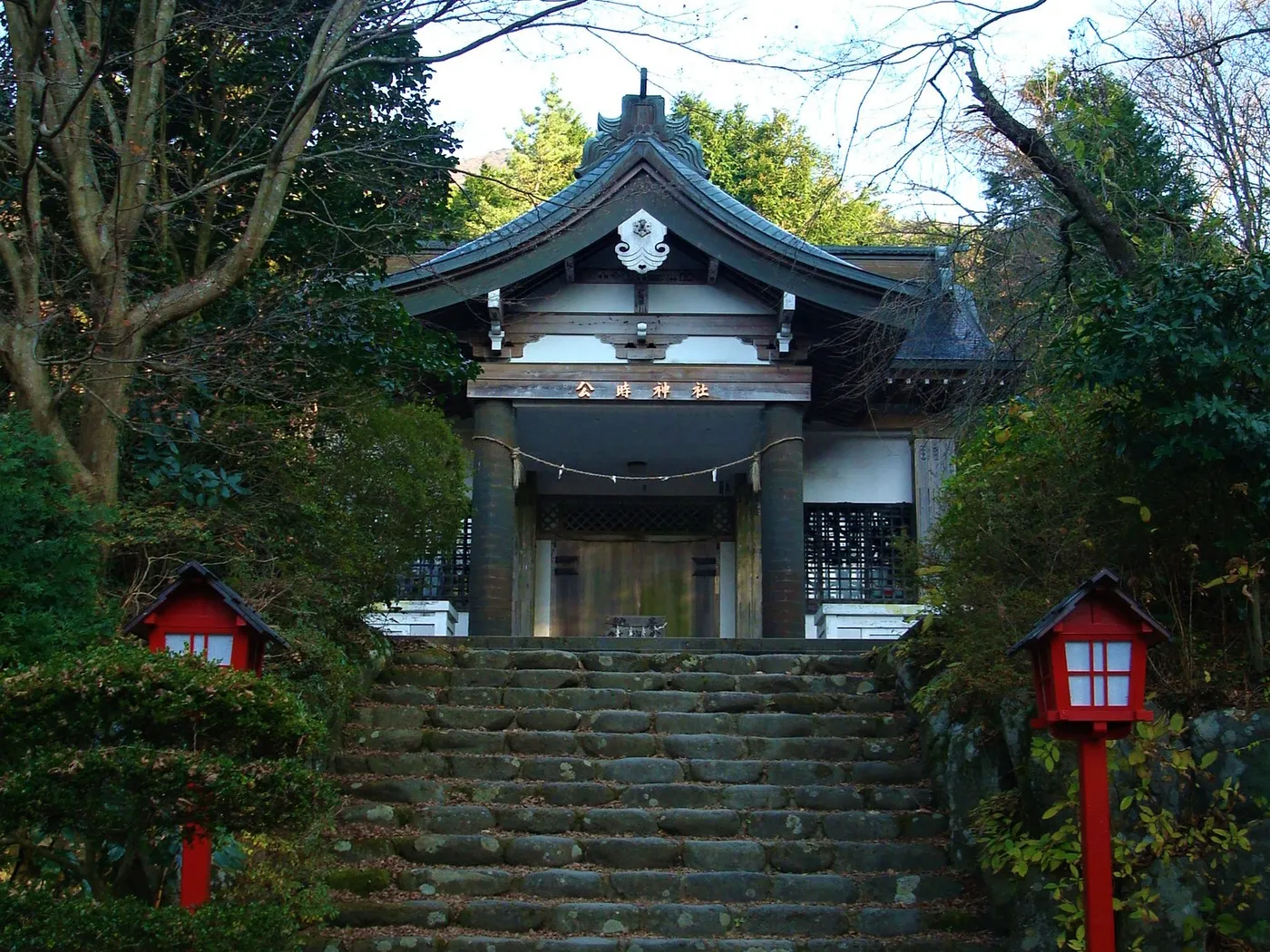 石阶通向金時神社的木造社殿，两侧挂着红色小灯笼
